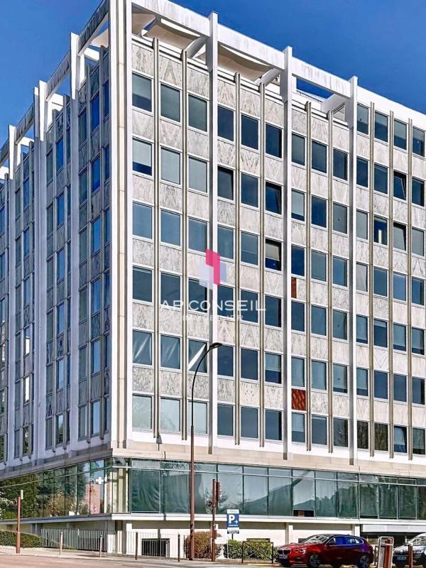 Office in Versailles to rent Building Photo- Image 1 of 15