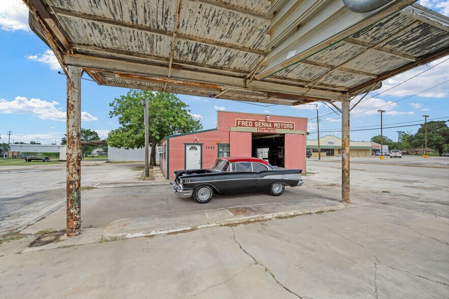 1421 2nd St, Pleasanton, TX for sale - Building Photo - Image 3 of 42