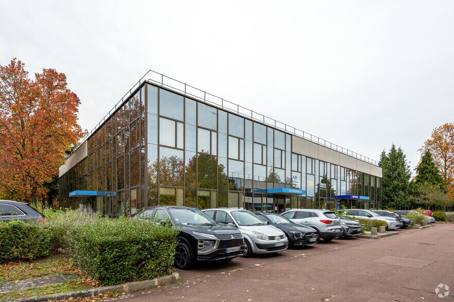 Light Industrial in Tremblay-en-France to rent - Building Photo - Image 1 of 2