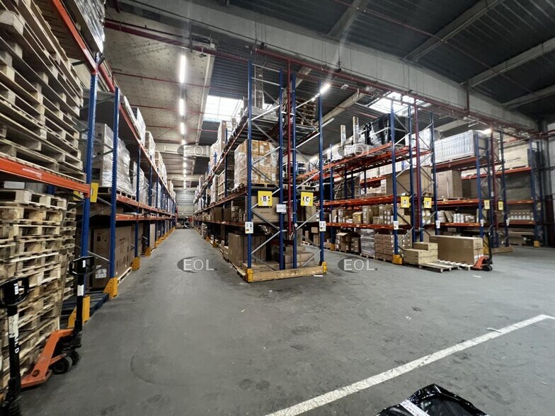 Light Industrial in Saint-Denis to rent - Building Photo - Image 2 of 16