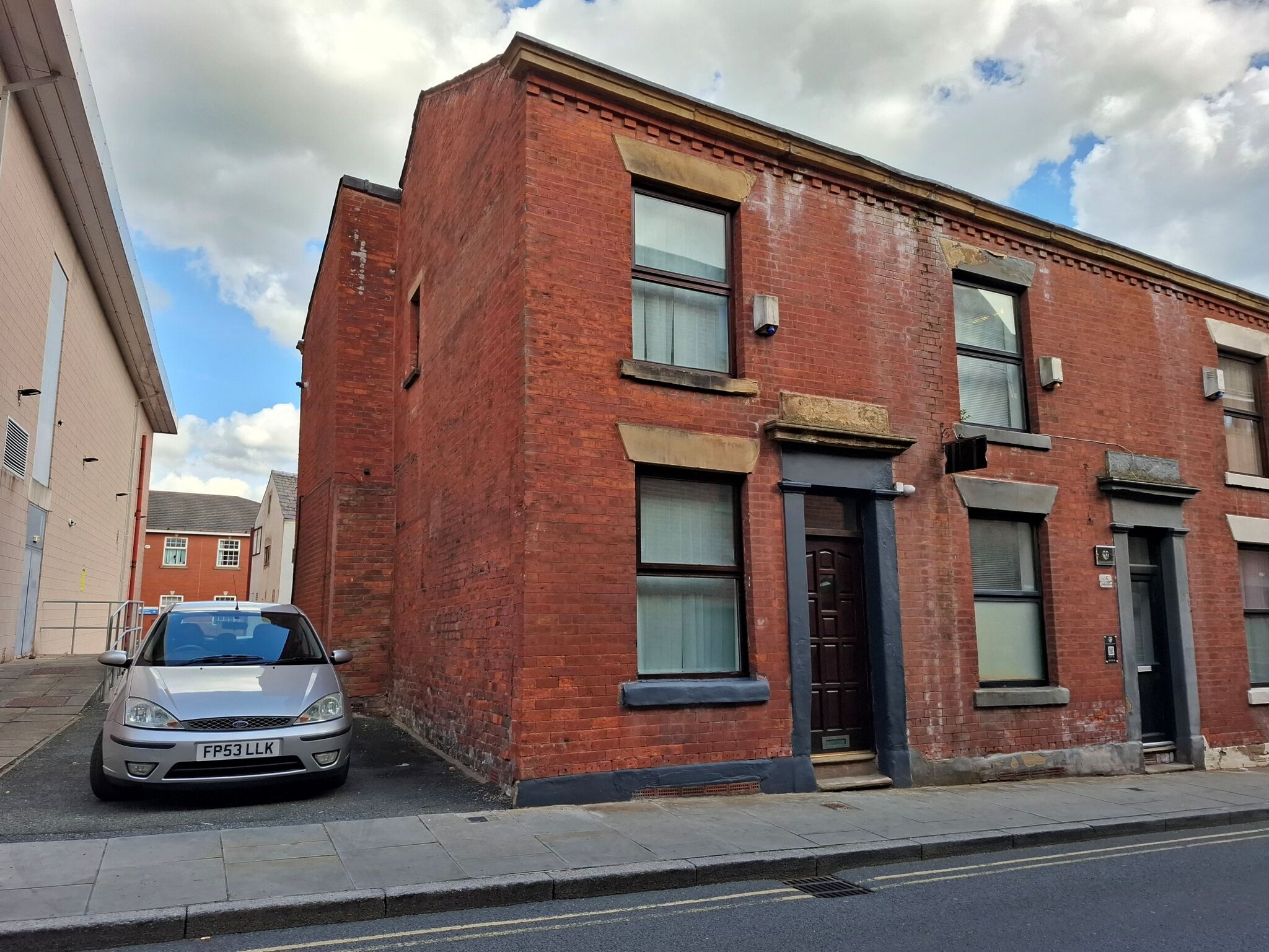 3 Retiro St, Oldham to rent Building Photo- Image 1 of 2