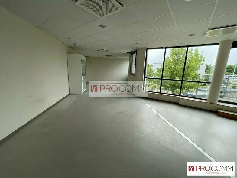 Office in Chartres to rent - Building Photo - Image 1 of 13