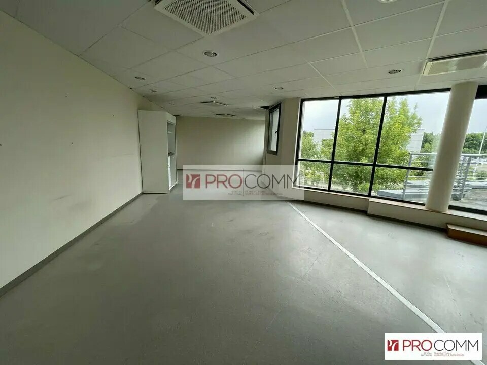 Office in Chartres to rent Building Photo- Image 1 of 14