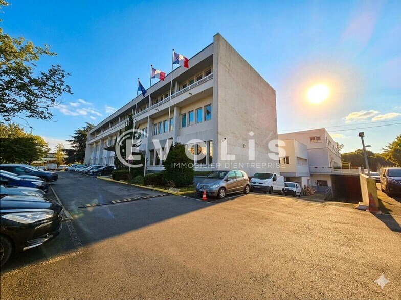 Light Industrial in Clamart to rent - Building Photo - Image 1 of 79