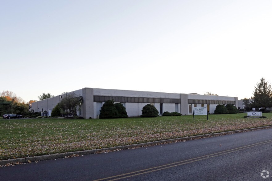 8 Pheasant Run, Newtown, PA for sale - Primary Photo - Image 1 of 1