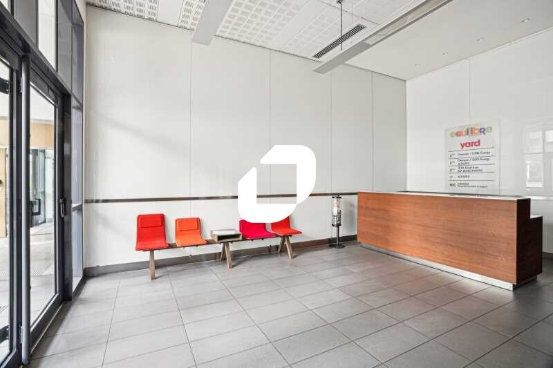 Office in Colombes to rent - Lobby - Image 2 of 14