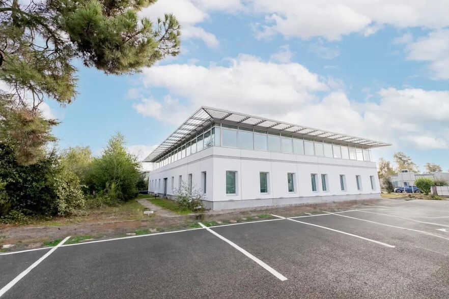 Office in Pessac to rent - Building Photo - Image 1 of 9