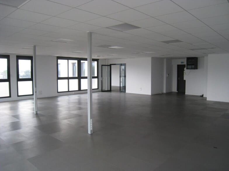 Office in Aubagne to rent - Building Photo - Image 1 of 6