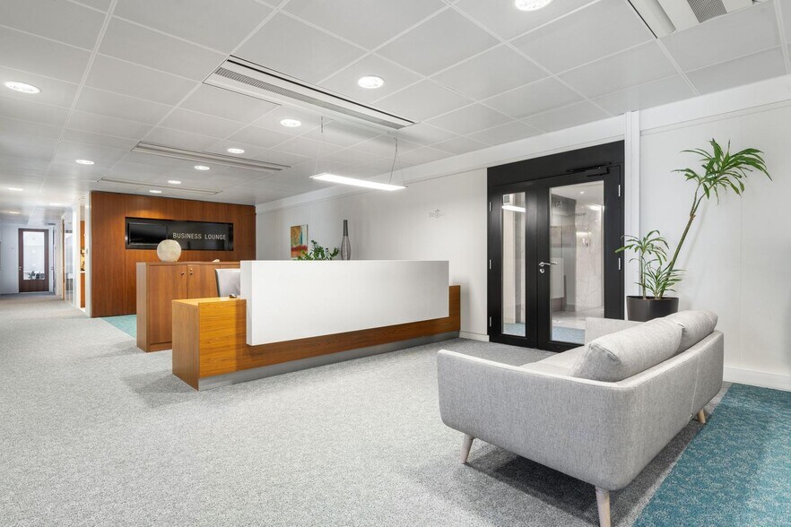 Office in Puteaux to rent - Lobby - Image 3 of 10