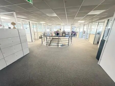 10 Avenue Pythagore, Mérignac to rent - Interior Photo - Image 2 of 8