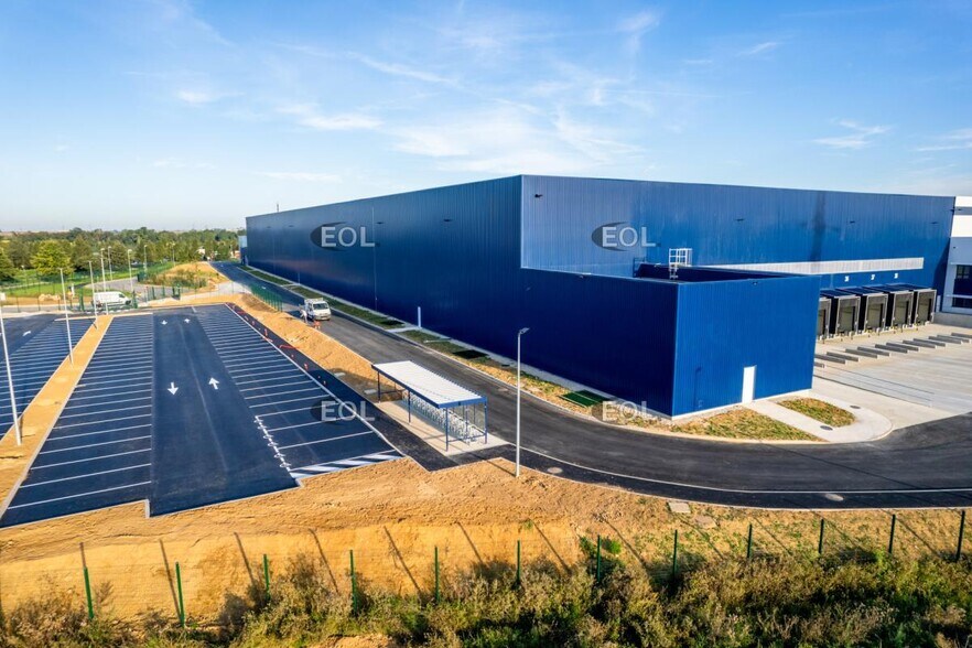 Industrial in Meaux to rent - Building Photo - Image 3 of 8