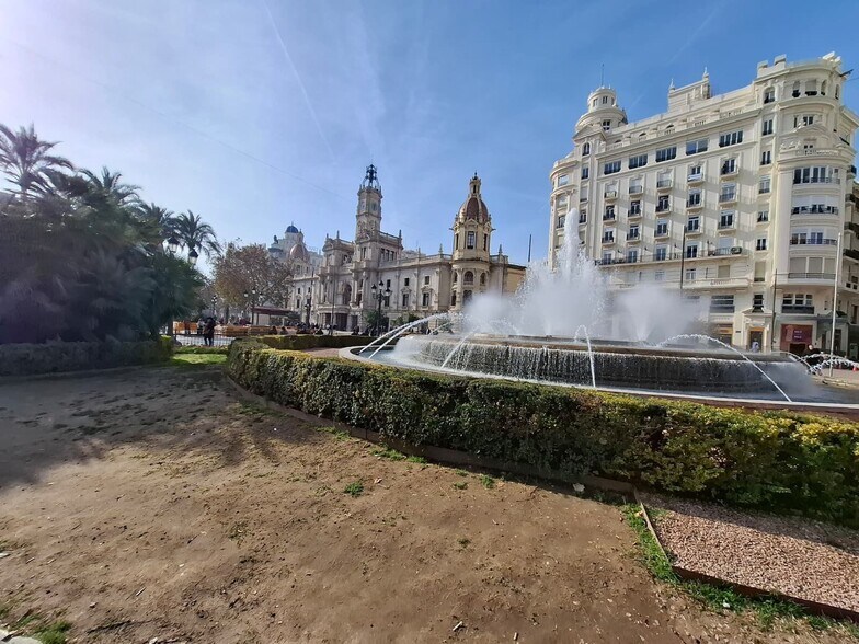 Office in València, Valencia to rent - Building Photo - Image 2 of 21