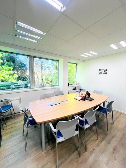 Office in Le Chesnay-Rocquencourt to rent - Interior Photo - Image 2 of 27