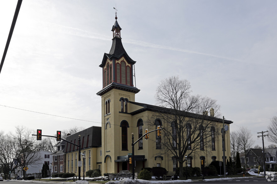 10 S Clinton St, Doylestown, PA for sale - Primary Photo - Image 1 of 1