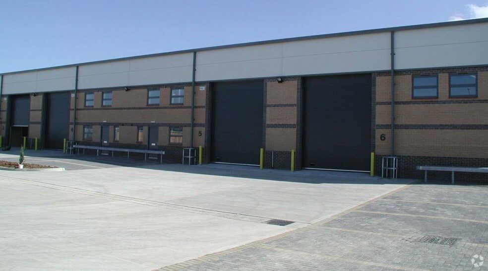 Halifax Dr, Peterborough to rent - Primary Photo - Image 1 of 1