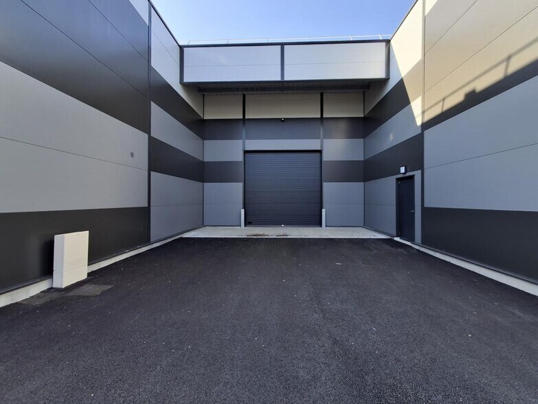 Light Industrial in Janneyrias to rent - Building Photo - Image 2 of 7