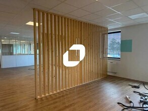 Office in SAINT-OUEN-L'AUMONE to rent Interior Photo- Image 2 of 5