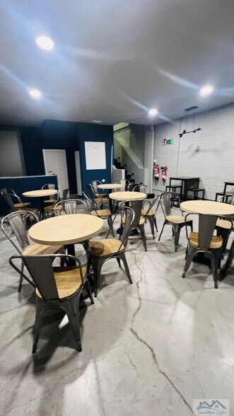 Retail in Boadilla del Monte, Madrid to rent - Building Photo - Image 3 of 7