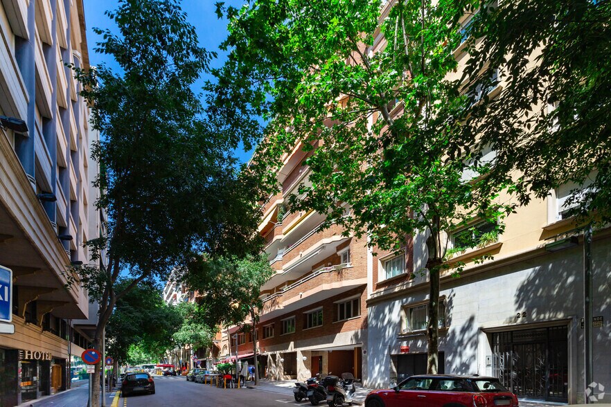 Retail in Barcelona, Barcelona to rent - Primary Photo - Image 1 of 5