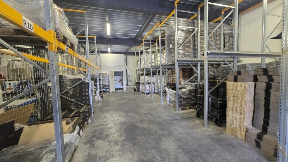 Industrial in Hyères to rent - Building Photo - Image 3 of 5