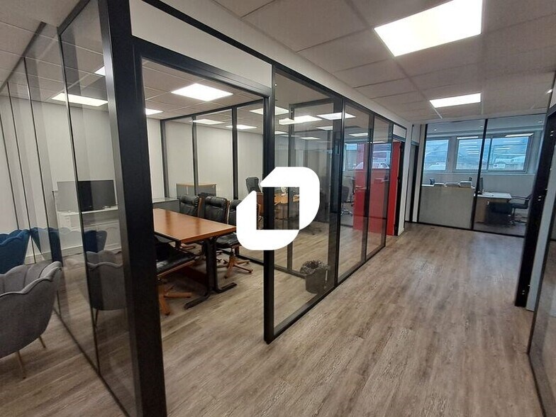 Office in Nanterre to rent - Interior Photo - Image 2 of 4