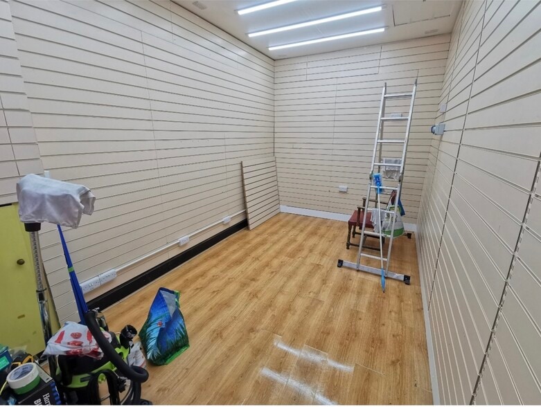 224 High St, Sutton to rent - Interior Photo - Image 3 of 12