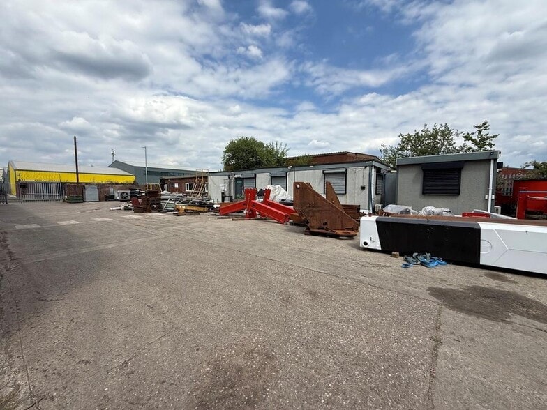 Gorton Cres, Manchester to rent - Building Photo - Image 3 of 8