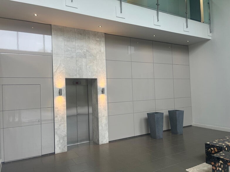 2 Station Ct, London to rent - Interior Photo - Image 2 of 14