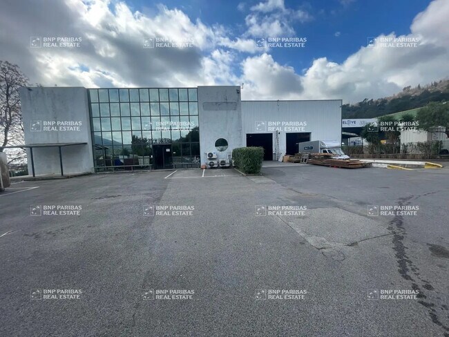 Location Local d'activités 2 681 m²
