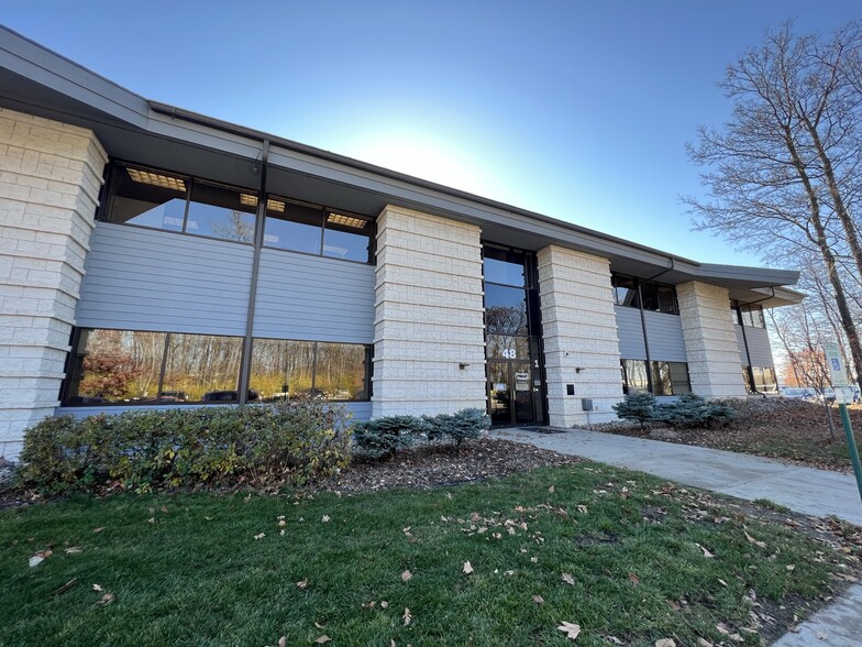 48 Jewelers Park Dr, Neenah, WI for rent - Building Photo - Image 1 of 3