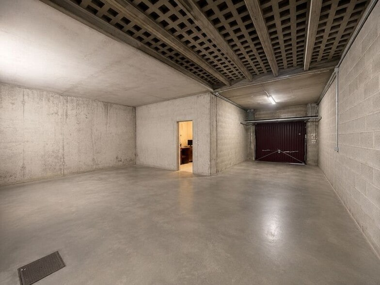 Light Industrial in Lyon to rent - Interior Photo - Image 2 of 5