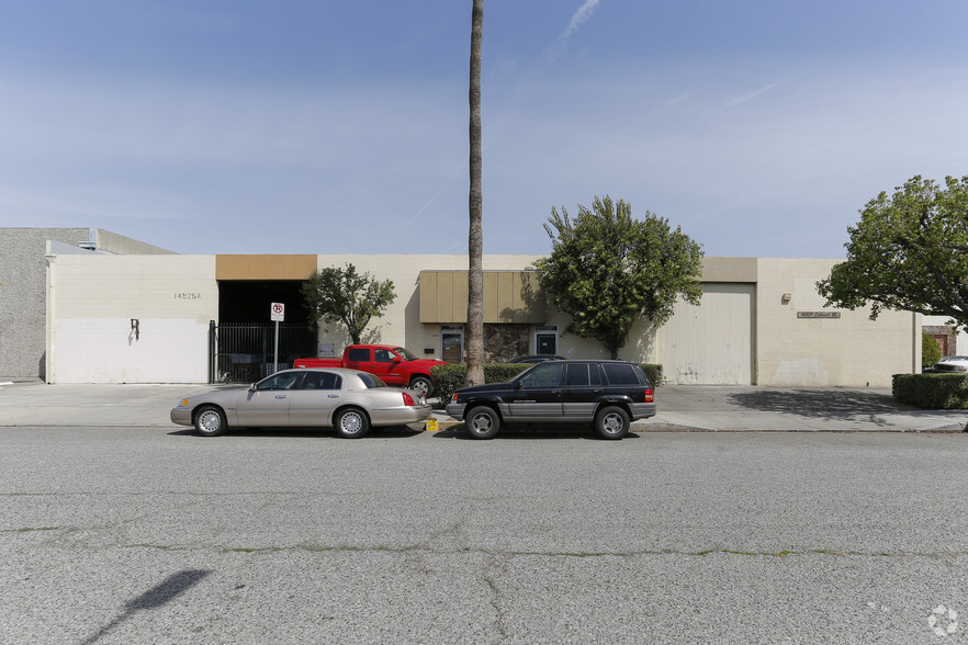 14921-14925 Calvert St, Van Nuys, CA for rent - Building Photo - Image 3 of 3