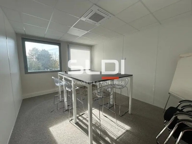 3 Chemin Du Jubin, Dardilly to rent - Interior Photo - Image 2 of 13