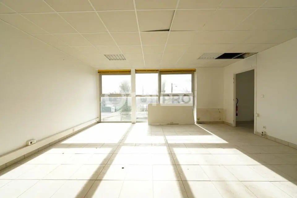 Office in Brindas to rent Interior Photo- Image 1 of 23