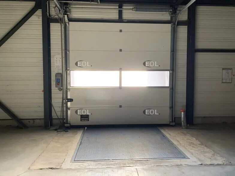 Industrial in Aix-en-Provence to rent - Building Photo - Image 3 of 8
