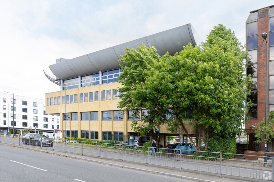 High St, Crawley to rent - Building Photo - Image 2 of 6