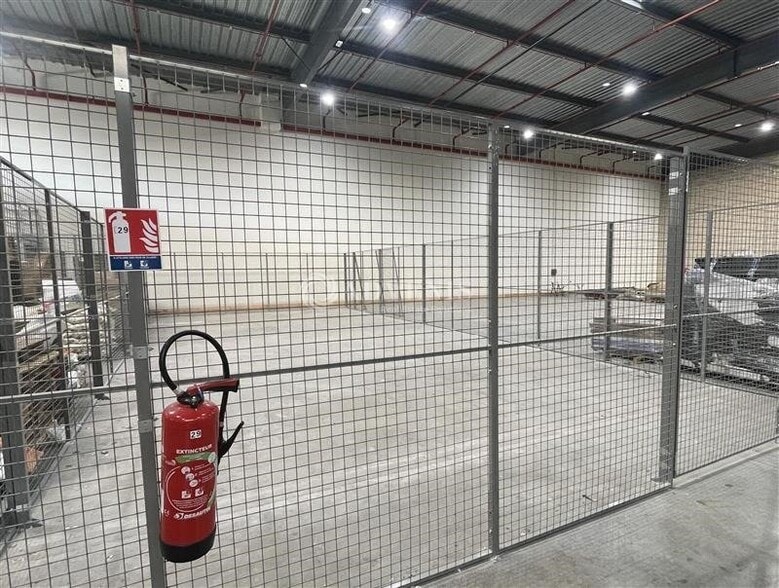 Industrial in Stains to rent - Building Photo - Image 2 of 9