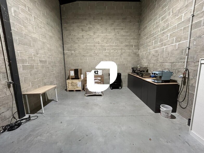 Light Industrial in Serris to rent - Interior Photo - Image 3 of 7