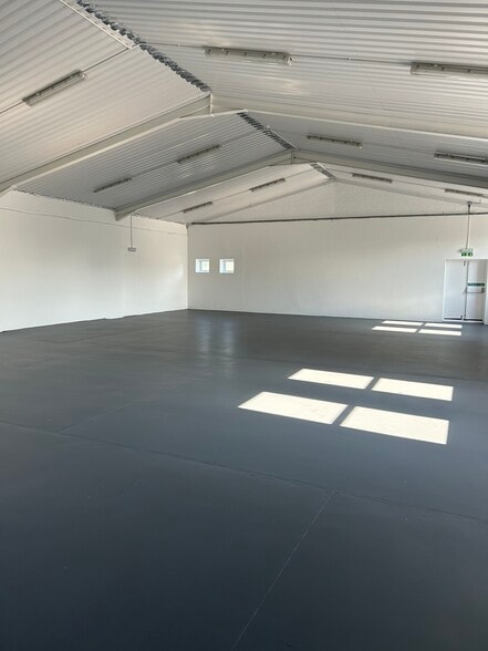 Dominion Way West, Worthing to rent - Building Photo - Image 3 of 8