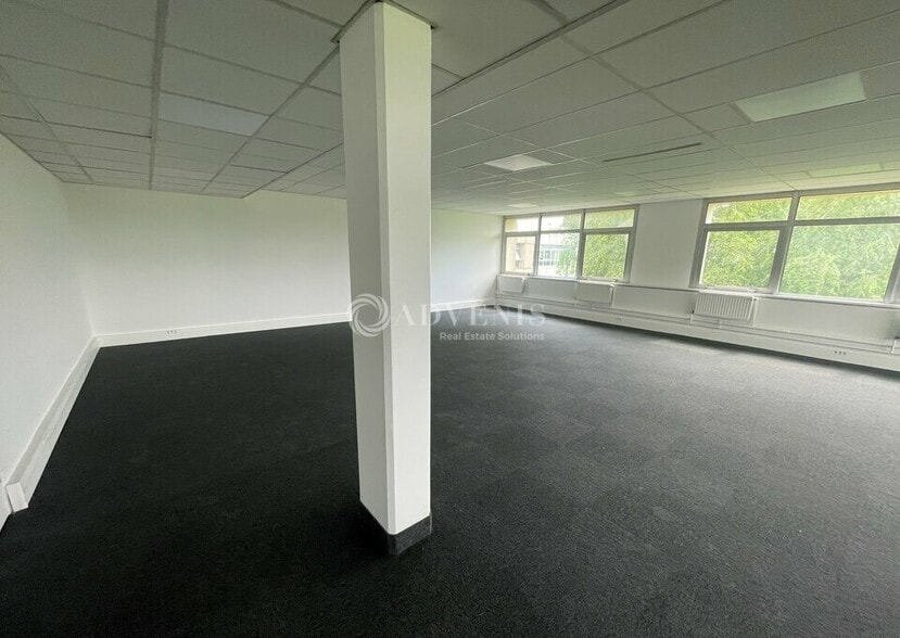 Office in Tremblay-en-France to rent - Interior Photo - Image 2 of 5