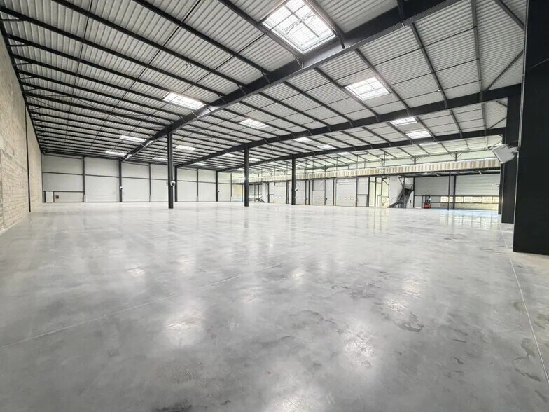 Industrial in Plaisir to rent - Building Photo - Image 3 of 14