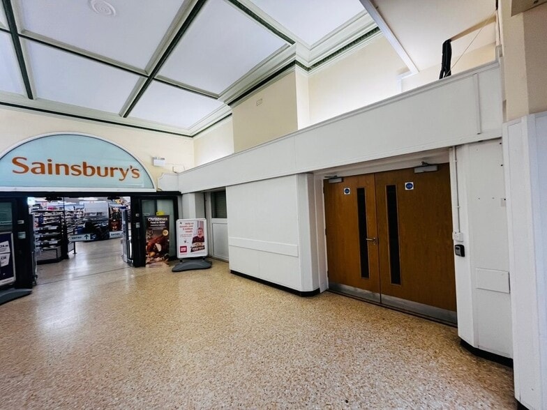 Unit 5 Great Eastern Sq, Felixstowe to rent - Interior Photo - Image 1 of 2