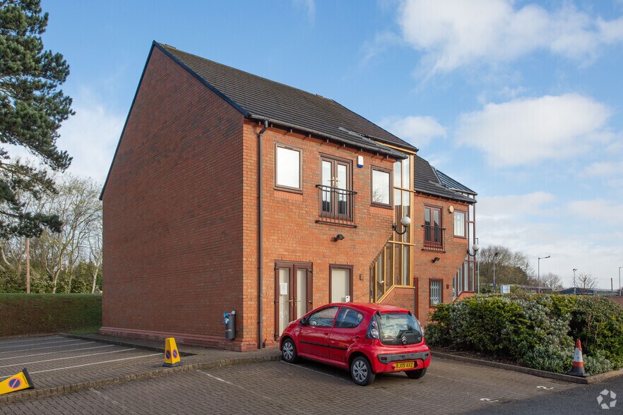 Shaw Rd, Wolverhampton to rent - Building Photo - Image 2 of 4