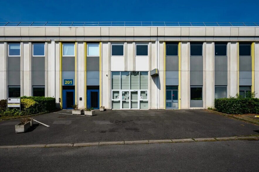 Light Industrial in Gennevilliers to rent - Building Photo - Image 2 of 10