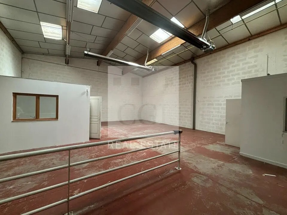 Location Local d'activités 230 m² - Photo 1