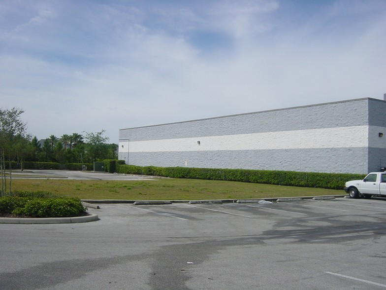 2070 E Semoran Blvd, Apopka, FL for rent - Building Photo - Image 3 of 3