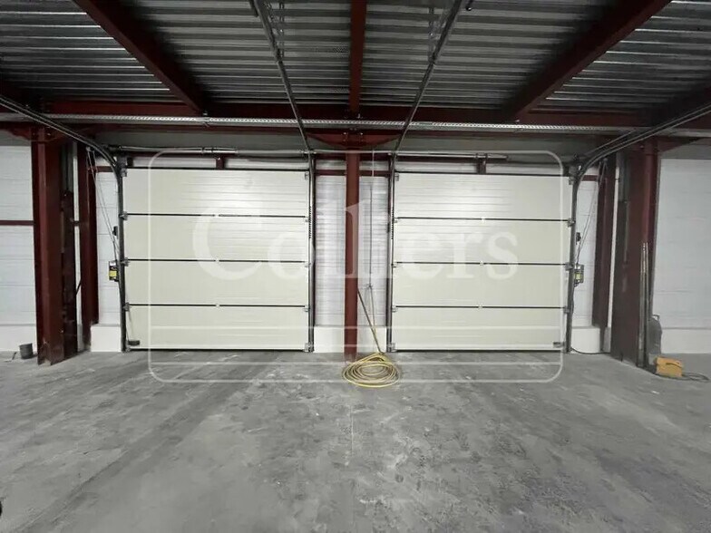 Light Industrial in Marseille to rent - Interior Photo - Image 2 of 12