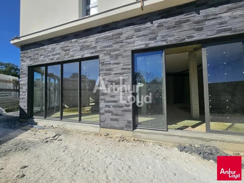 Retail in Avrillé for sale Building Photo- Image 1 of 3