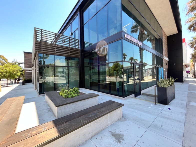 3032 Wilshire Blvd, Santa Monica, CA for rent - Building Photo - Image 3 of 7