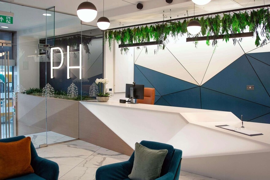 Greyfriars Rd, Cardiff to rent - Lobby - Image 3 of 3